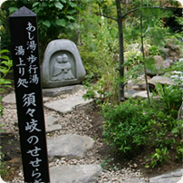 中庭にある道祖神